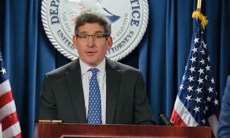 حملة مداهمات من قبل FBI على شبكة بيوت دعارة راقية تفضح مسؤولين وضباطًا أمريكيين