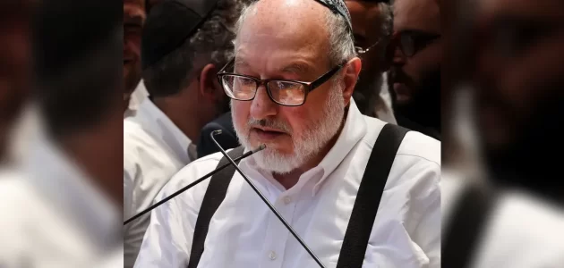 خدم إسرائيل.. جاسوس شهير يطالب بـ سد أفواه أهالي الرهائن