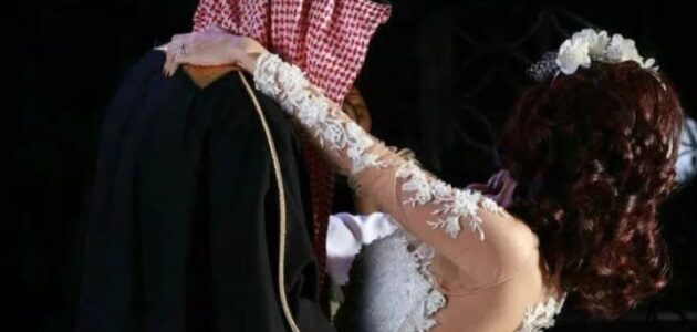 رغم حبه لها.. عريس جديد يكشف عن أغرب تصرف تقوم به زوجته معه