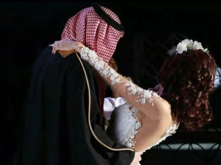 رغم حبه لها.. عريس جديد يكشف عن أغرب تصرف تقوم به زوجته معه