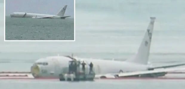سقوط طائرة عسكرية أمريكية عملاقة في البحر