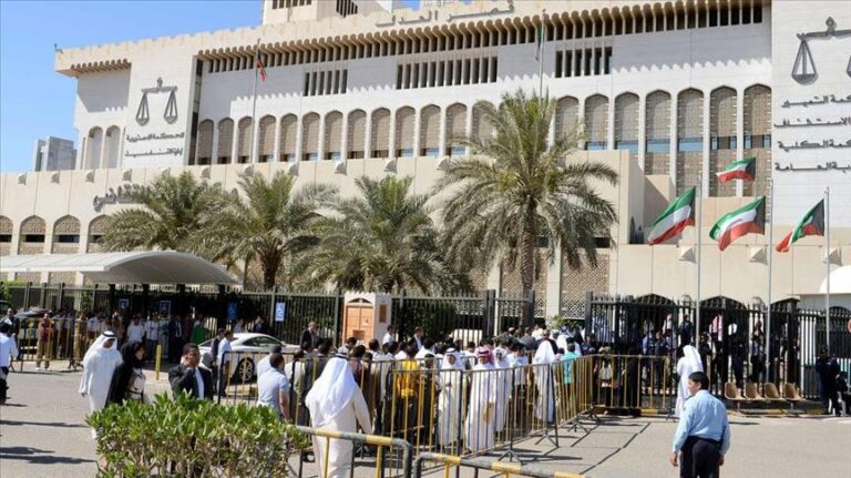شاب يسرق بطاقة بنكية لشراء قهوة لأصدقائه في الكويت.. ومفاجأة حدثت بالمحكمة