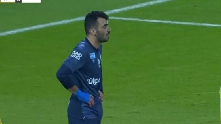 شاهد.. أخدودي يُطرد بالبطاقة الحمراء بعد مشادة مع حارس مرماه
