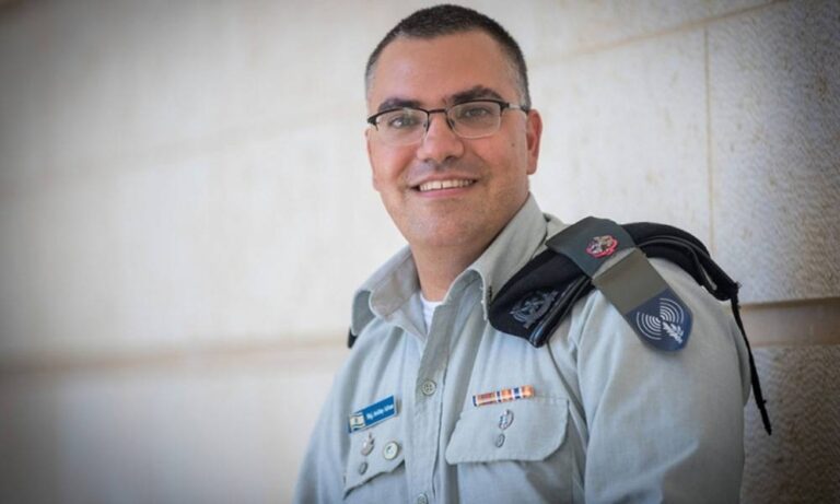 شاهد أفيخاي أدرعي يثير الجدل بفيديو ساخر عن مستشفى الشفاء بغزة