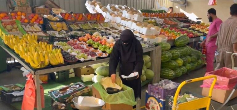 شاهد أول فتاة سعودية تقتحم عالم التجارة في سوق الخضار والفواكه بجدة