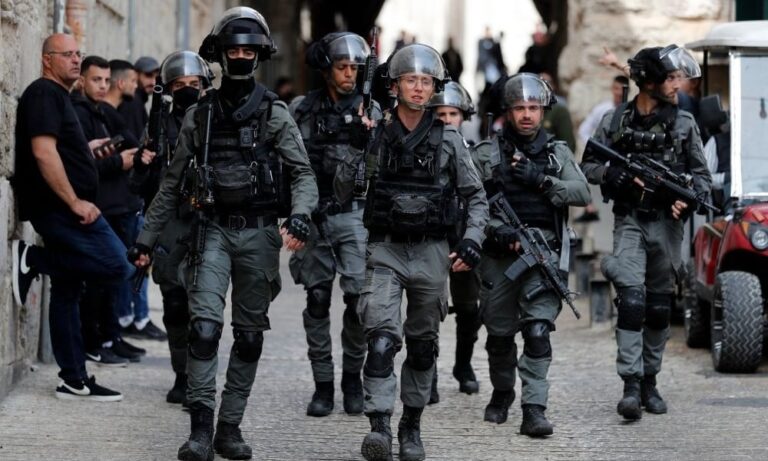 شاهد اقتحام قوات الاحتلال منزل ناشط فلسطيني أثناء بث مباشر والاعتداء عليه أثناء اعتقاله أمام زوجته وطفله