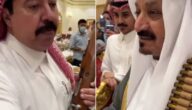 شاهد الشاعر علي بن حمري يهدي رجلاً بندقية ورثها من والده وجده