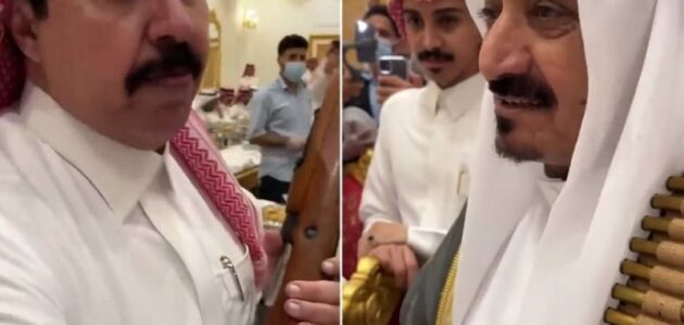 شاهد الشاعر علي بن حمري يهدي رجلاً بندقية ورثها من والده وجده