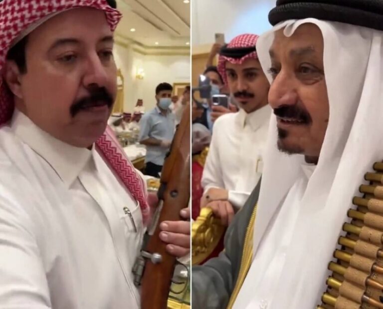 شاهد الشاعر علي بن حمري يهدي رجلاً بندقية ورثها من والده وجده