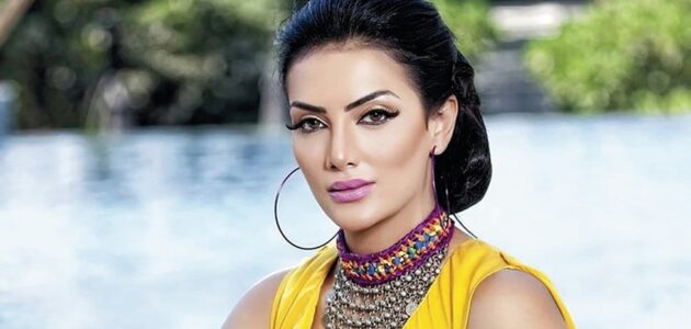 شاهد حورية فرغلي تكشف عن صورتها من آخر عملية جراحية في أنفها