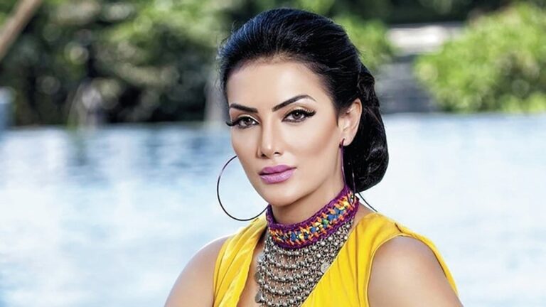 شاهد حورية فرغلي تكشف عن صورتها من آخر عملية جراحية في أنفها