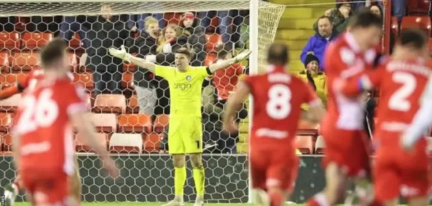 شاهد.. خطأ كوميدي من حارس ويكومب يكلف فريقه الخسارة في الوقت بدل الضائع