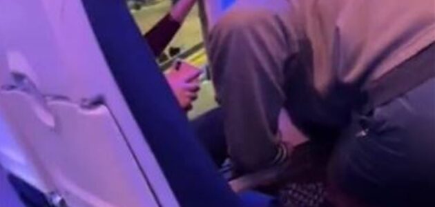 شاهد.. رجل إسرائيلي يقذف جسم غريب داخل طائرة ويقفز من مخرج الطوارئ