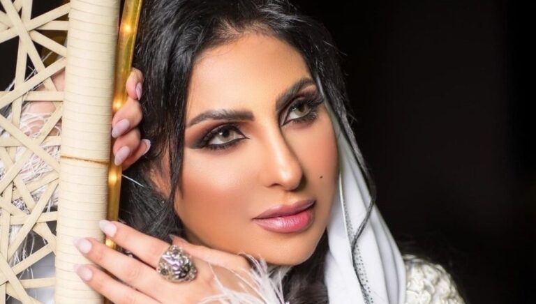 شاهد زينب العسكري تستعرض جمالها أمام مرآة في أحدث ظهور لها