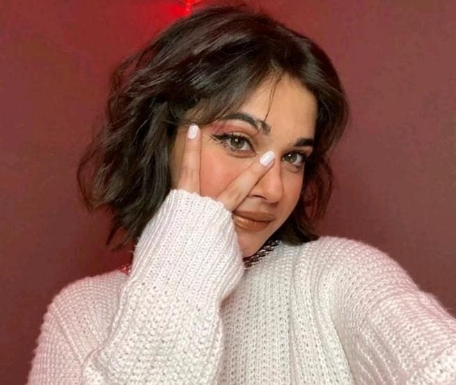 شاهد سارة مهند تخرج من مباراة سوريا وسط حراسة مشددة وتثير الجدل