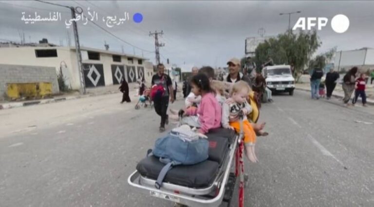 شاهد سكان غزة ينزحون بأطفالهم باستخدام أسرة المستشفيات
