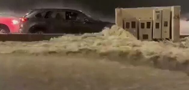 شاهد.. سيول الأمطار تعبر وتجتاح عداد كهرباء في الطائف وتتسبب في توقفها