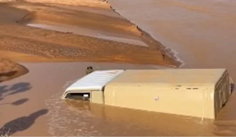 شاهد شعيب السهيل يجرف مركبة ويغرقها في القصيم