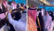 شاهد طبيب سعودي يخلع بشته ويلبسه لـ والدته أثناء حفل تخرجه لهذا السبب