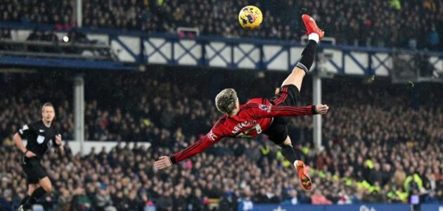 شاهد غارناتشو يسجل هدفا تاريخيا لمصلحة مانشستر يونايتد.. ويحتفل على طريقة رونالدو