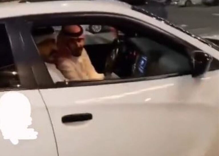 شاهد.. فتاة ترد بقوة على مضايقة شابين في الشارع وتسكب عليهما القهوة