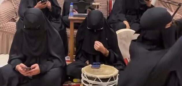 شاهد.. فرقة ضيم وظلايم الشعبية تثير جدلاً بأداء موسيقي غريب وظهور مثير للجدل