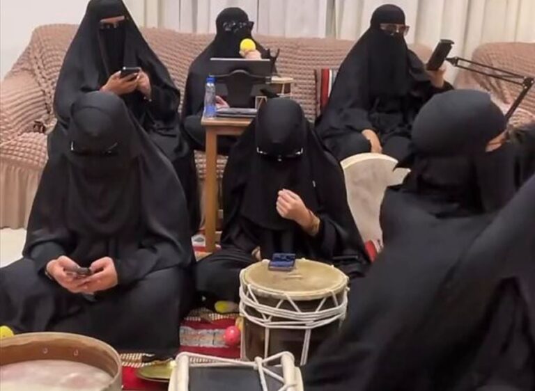 شاهد.. فرقة ضيم وظلايم الشعبية تثير جدلاً بأداء موسيقي غريب وظهور مثير للجدل