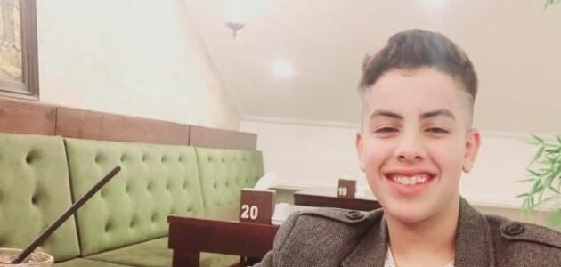 شاهد فلسطينية توثق لحظة استشهاد شقيقها أمام المنزل برصاص قوات إسرائيلية بالضفة الغربية