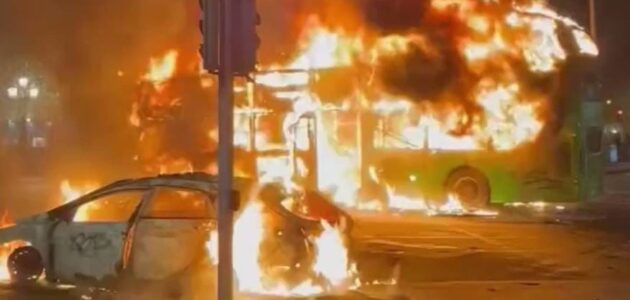 شاهد فوضى وأعمال شغب وحرق المركبات في العاصمة الأيرلندية بسبب طعن مهاجر عربي لـ 3 أطفال