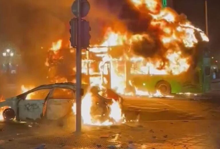 شاهد فوضى وأعمال شغب وحرق المركبات في العاصمة الأيرلندية بسبب طعن مهاجر عربي لـ 3 أطفال