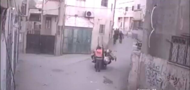 شاهد قوات الإحتلال الإسرائيلية تعتقل عامل نظافة فلسطيني أثناء مداهمتهم مخيم في الضفة الغربية