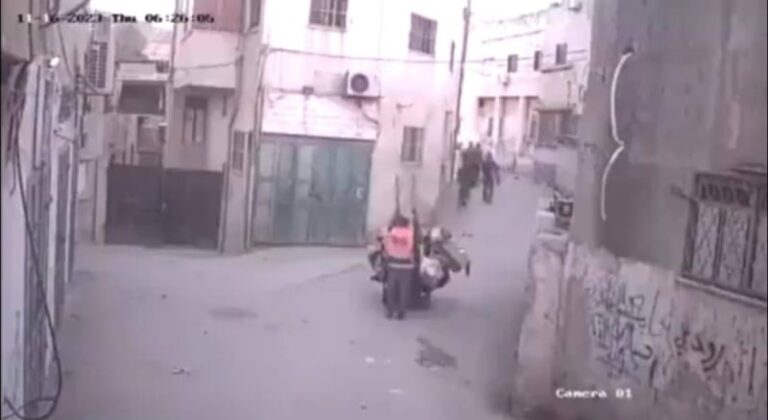 شاهد قوات الإحتلال الإسرائيلية تعتقل عامل نظافة فلسطيني أثناء مداهمتهم مخيم في الضفة الغربية