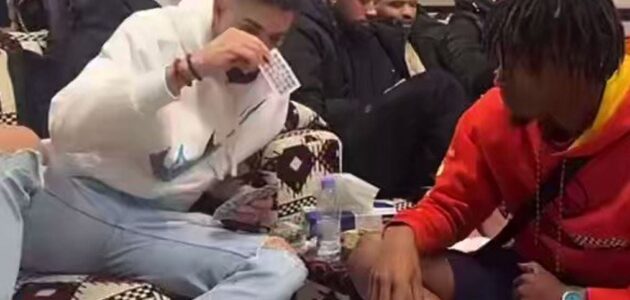 شاهد.. لاعب نادي الشباب ورئيس النادي يشاركان في تحدي البلوت