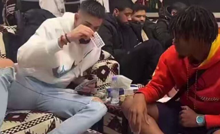 شاهد.. لاعب نادي الشباب ورئيس النادي يشاركان في تحدي البلوت