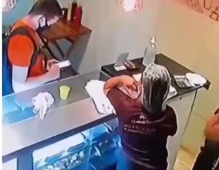 شاهد لحظة إصابة لصان أثناء سرقتهما محل