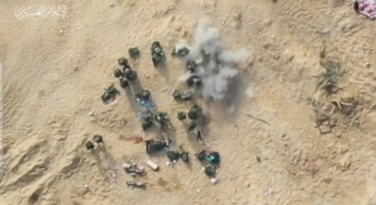 شاهد لحظة استهداف مُسيرة القـسام لمجموعة من جنود الاحتلال عبر عبوة مضادة للأفراد