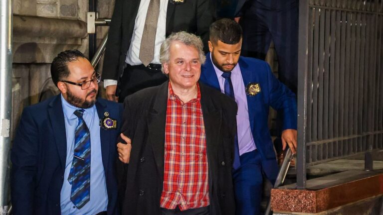 شاهد لحظة القبض على مستشار أوباما بعد شتم بائع مصري في شارع بنيويورك