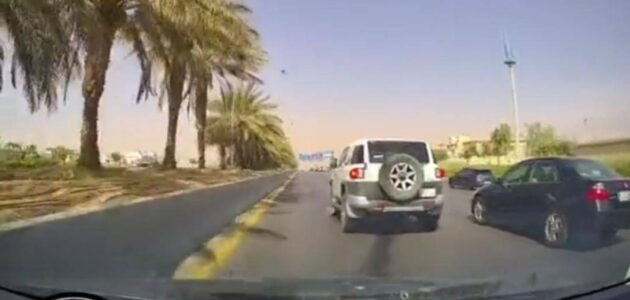 شاهد لحظة انقلاب سيارة جيب على طريق سريع