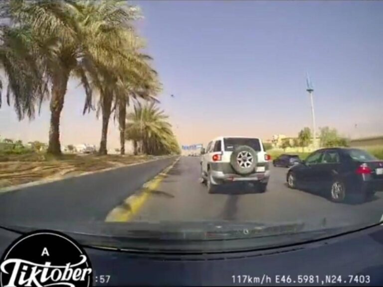 شاهد لحظة انقلاب سيارة جيب على طريق سريع