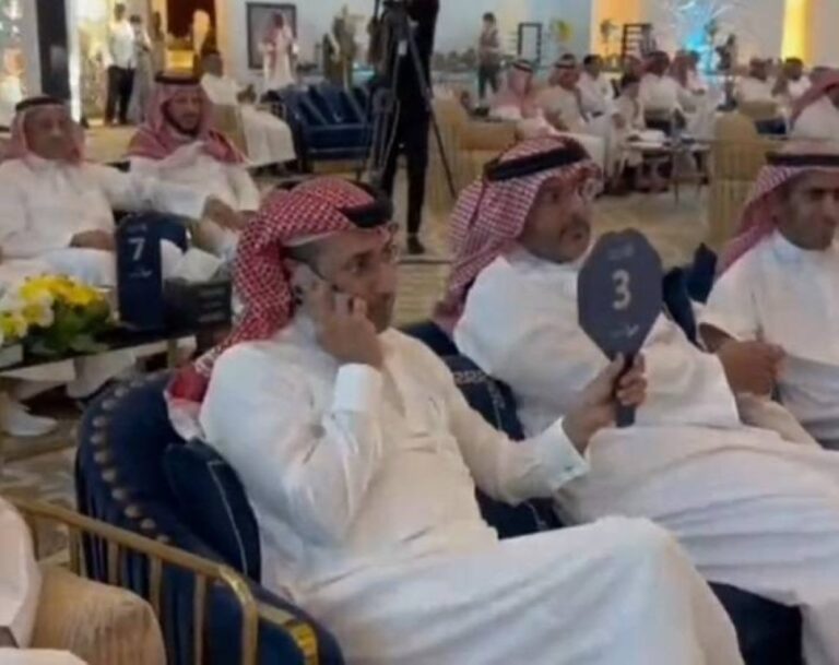 شاهد لحظة بيع أرض تجارية شمال الرياض في مزاد علني بـ81 مليون ريال