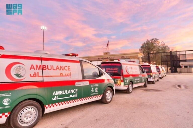 شاهد لحظة دخول 14 سيارة إسعاف سعودية إلى قطاع غزة