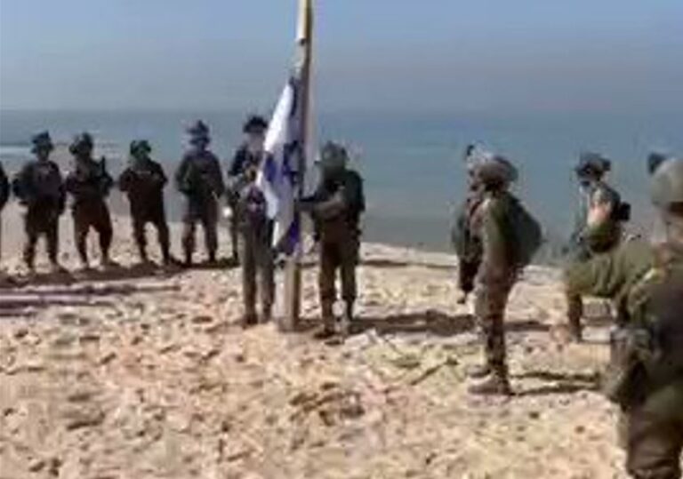 شاهد.. لحظة رفع جنود الصهاينة للعلم الإسرائيلي على إحدى المناطق في شمال غزة