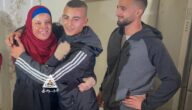 شاهد لحظة لقاء أسيرة فلسطينية بابنها وعائلتها في منزلها بالقدس بعد سجنها 8 سنوات