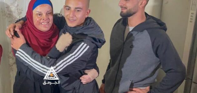 شاهد لحظة لقاء أسيرة فلسطينية بابنها وعائلتها في منزلها بالقدس بعد سجنها 8 سنوات