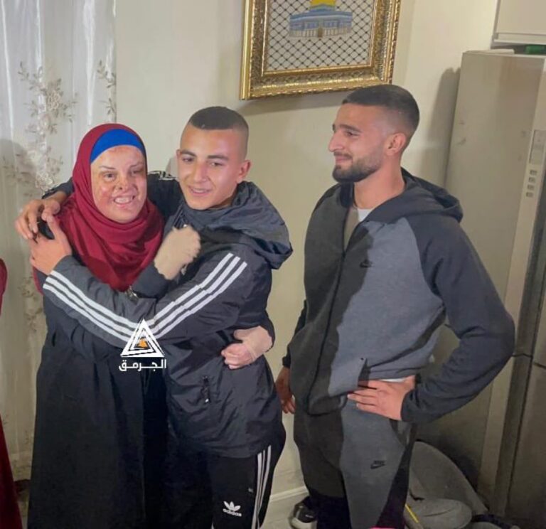 شاهد لحظة لقاء أسيرة فلسطينية بابنها وعائلتها في منزلها بالقدس بعد سجنها 8 سنوات
