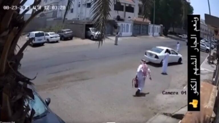 شاهد ماذا فعل مواطن بعد رؤية نشوب حريق في عداد كهرباء منزل جاره