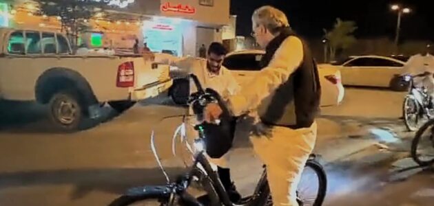 شاهد موقف للأمير الوليد بن طلال مع أحد الأشخاص من ذوي الهمم يثير التفاعل