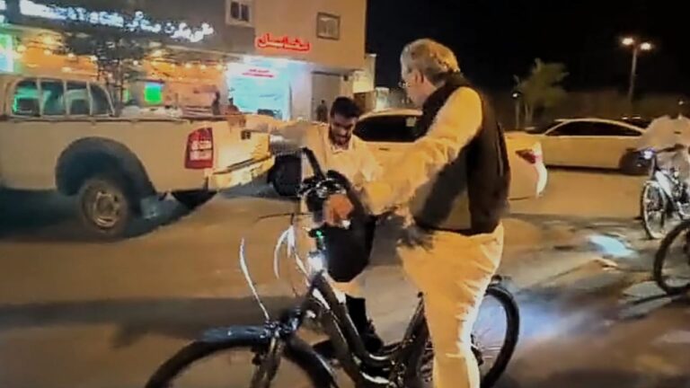شاهد موقف للأمير الوليد بن طلال مع أحد الأشخاص من ذوي الهمم يثير التفاعل