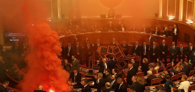 شاهد نائب معارض يُلقي قنبلة دخان داخل قاعة البرلمان في ألبانيا لهذا السبب