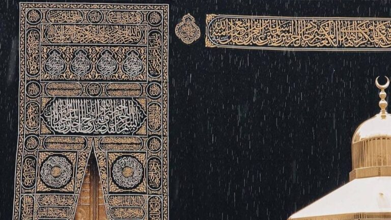 شاهد.. هطول الأمطار على المسجد الحرام في أجواء إيمانية